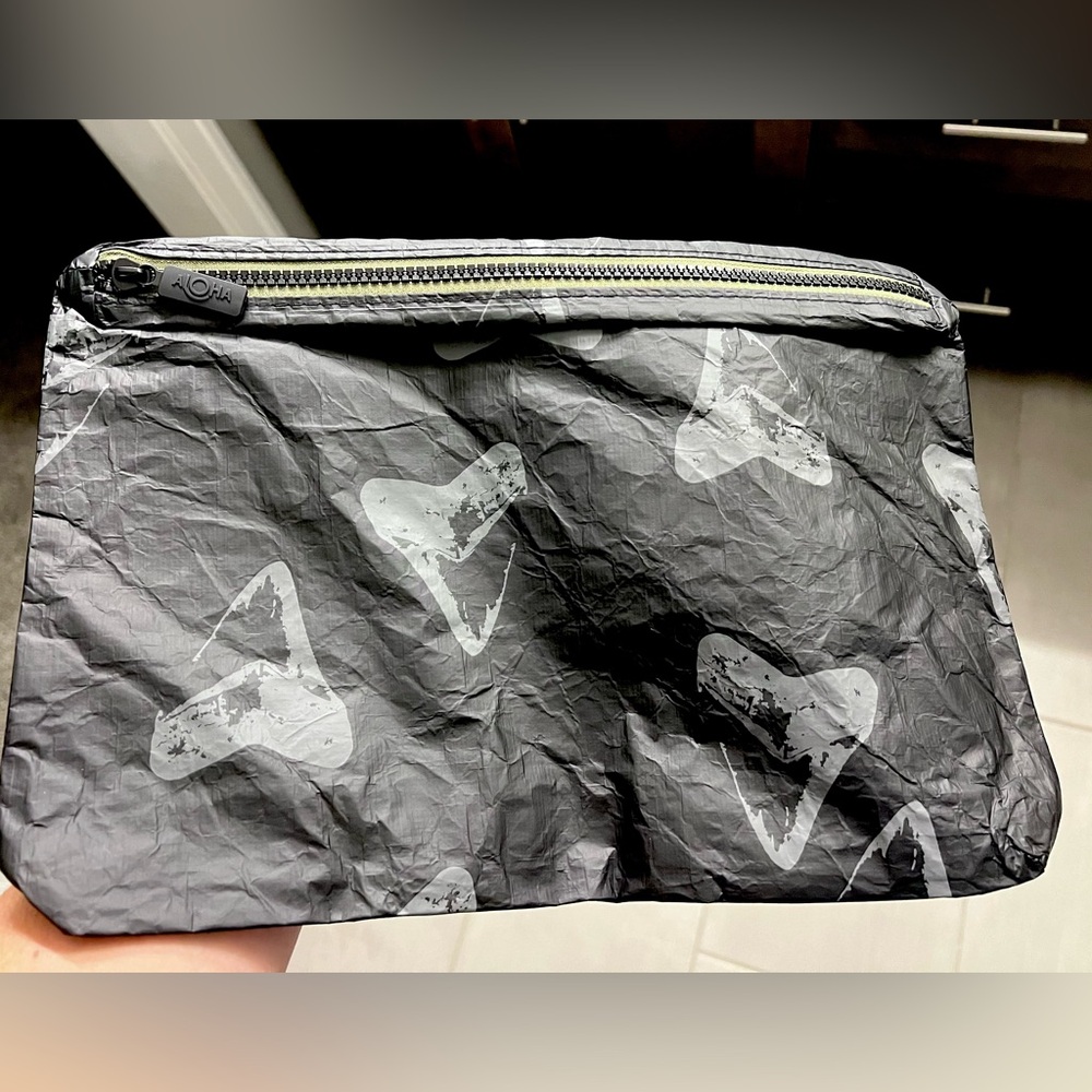 Aloha Collection MID Pouch in ʻAumākua